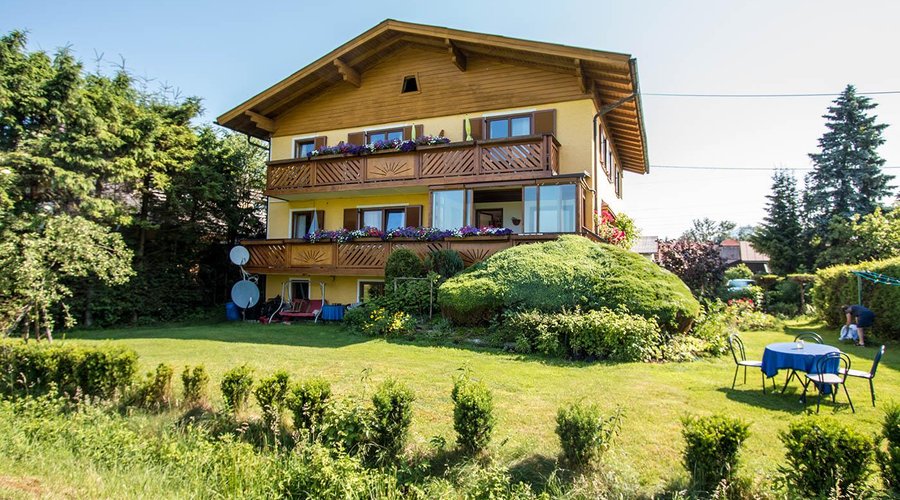 Haus Steiner im Sommer mit Garten
