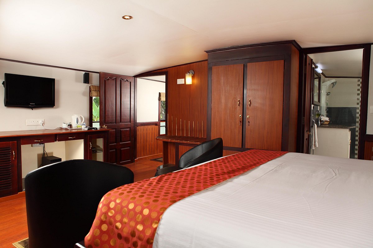 Grand Nirvana Jacuzzi Super Luxury House Boat, hotel in Alappuzha