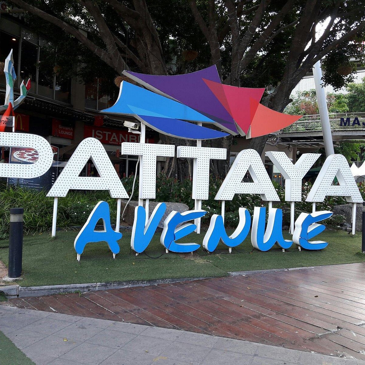 Avenue pattaya. Роял Гарден Плаза Паттайя. Паттайя Авеню. Роял Гарден Плаза Паттайя комната страха. Молл в Паттайе.