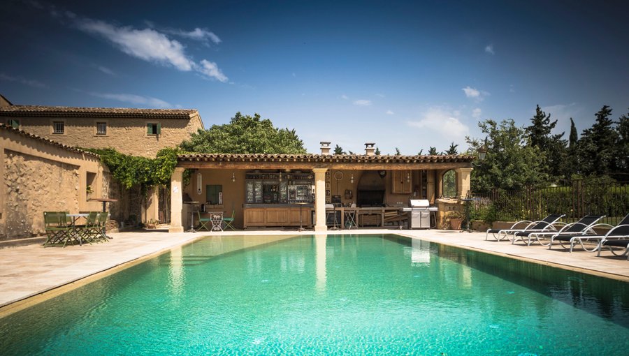 La piscine et le bar