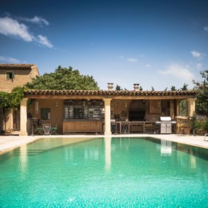 La piscine et le bar