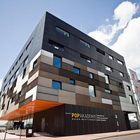 Frontansicht der Popakademie.