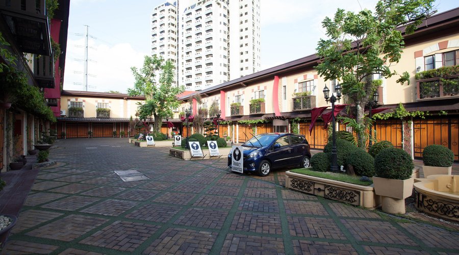 Grounds at the Victoria Court