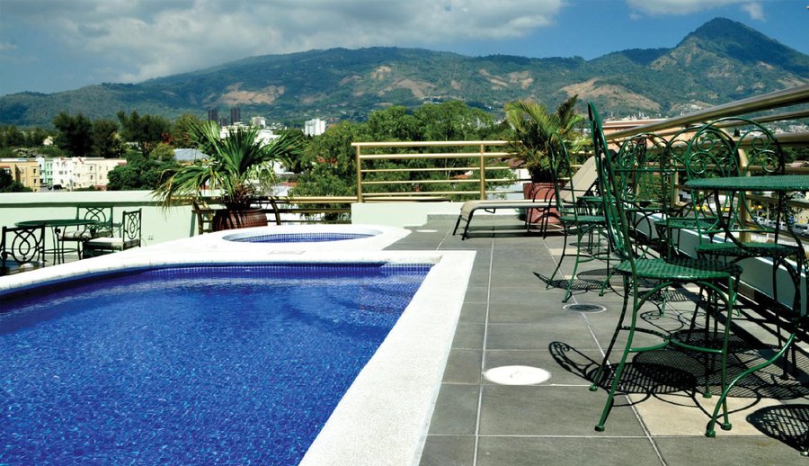 Piscina en nuestro último piso / Pool in the top of the building