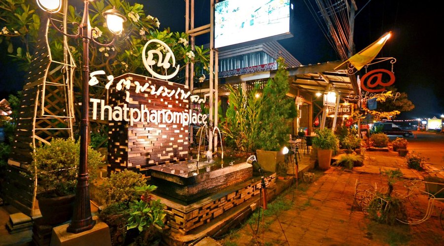 ด้านหน้าโรงแรมติดถนนใหญ่คะก่อนจะเลี้ยวเข้าหน้าวัดคะ