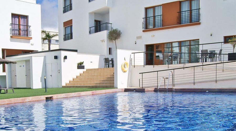 TERRAZA Y PISCINA