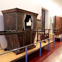 Es una lástima que no haya ni una foto, esta silla de mano de 1714, la única que queda de la épo