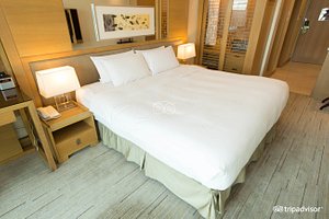 Royal View Hotel in Hong Kong, image may contain: Bed, Furniture