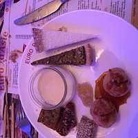 Grand choix de desserts variés. Voici un petit aperçu, mais d'autres desserts sont également pro