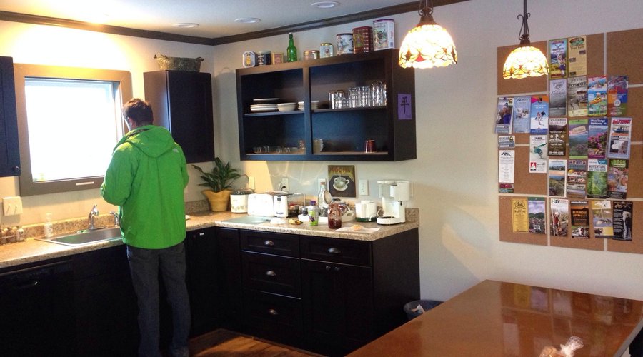 Common kitchen & dining area - complimentary coffee, tea, toast, & jelly. All nice appliances to