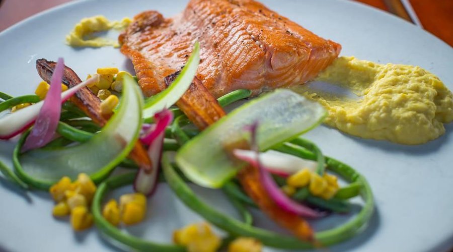 Trucha , emulsion de choclos, vegetales de la huerta orgánica