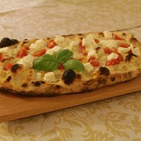 Pinsa romana pomodorini, mozzarella di bufala e basilico