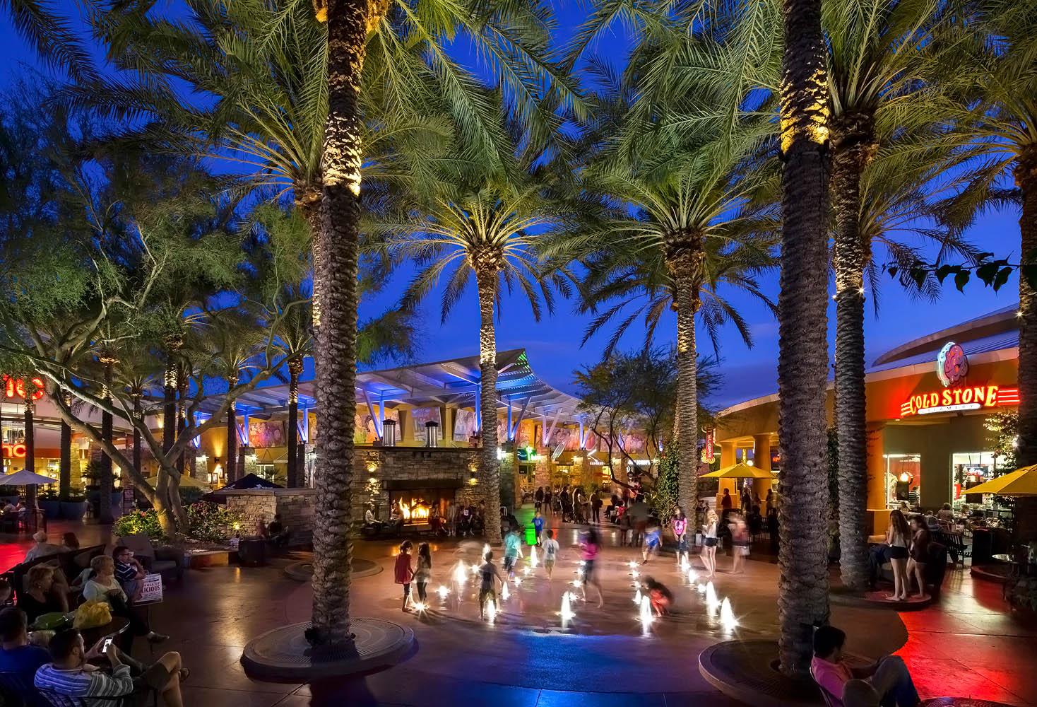 Desert Ridge Marketplace Phoenix 2022 Lo Que Se Debe Saber Antes De   Splash Pad At Night 