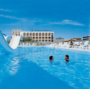 Hotel con piscina sul mare