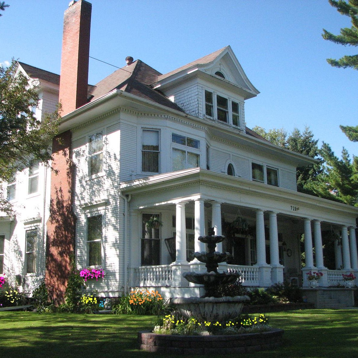 These are houses. Grand Rapids, Minnesota. Grand Gilbert. Merge Mansion the Grand Drive.