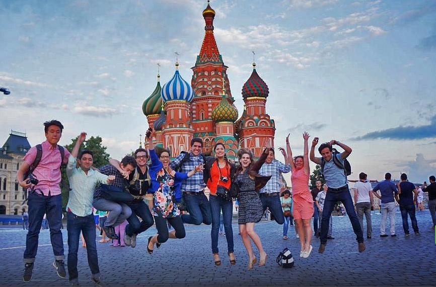 She goes to moscow. Мост фильм Москва экскурсия. Флагманские экскурсии агентства Moscow private Tours. Было супер в Москву. Чем гордится Москва.