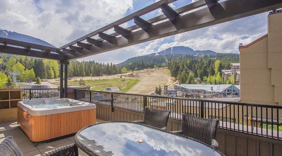 The Personal Hot Tub Suite in the Summer