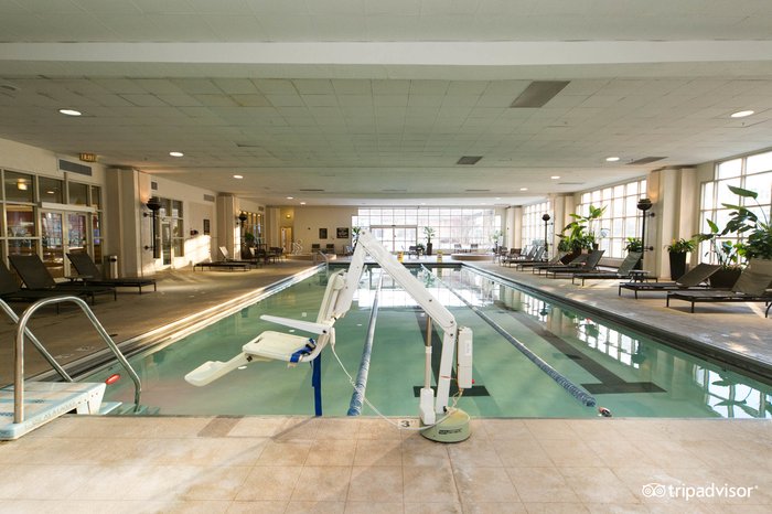 Hilton Chicago Pool Pictures & Reviews - Tripadvisor