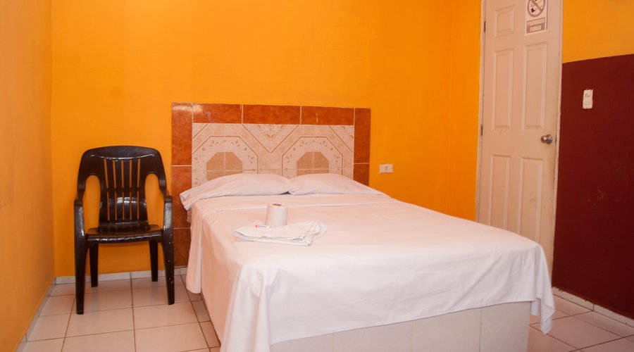Plan económico. 1 cama (bed), baño (bath $200 pesos (10 eurs, dlls approx)