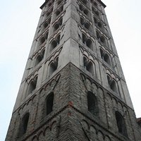 Campanile con bifore, monofore e feritoie
