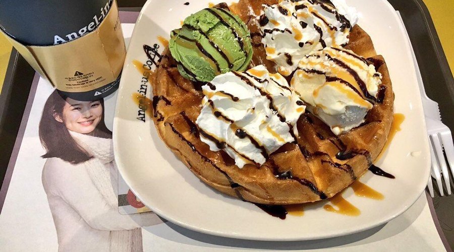 韓国で人気のカフェチェーン店。
ここのワッフルは普通のワッフルより
厚くてモチモチしてて美味しい！！
たっぷりのアイスクリームと
ホイップクリームでお腹いっぱい(*^^*)