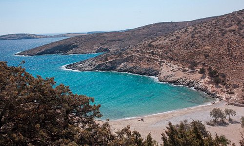Psili Ammos beach, near the Messaria settlement, is one of Schinoussa’s most attractive beaches