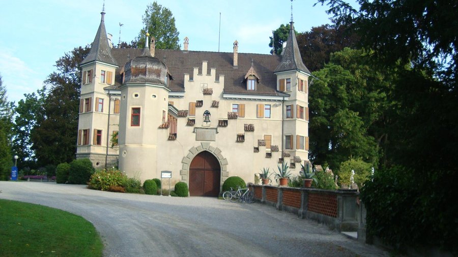 Kiesplatz vor dem Haupteingang