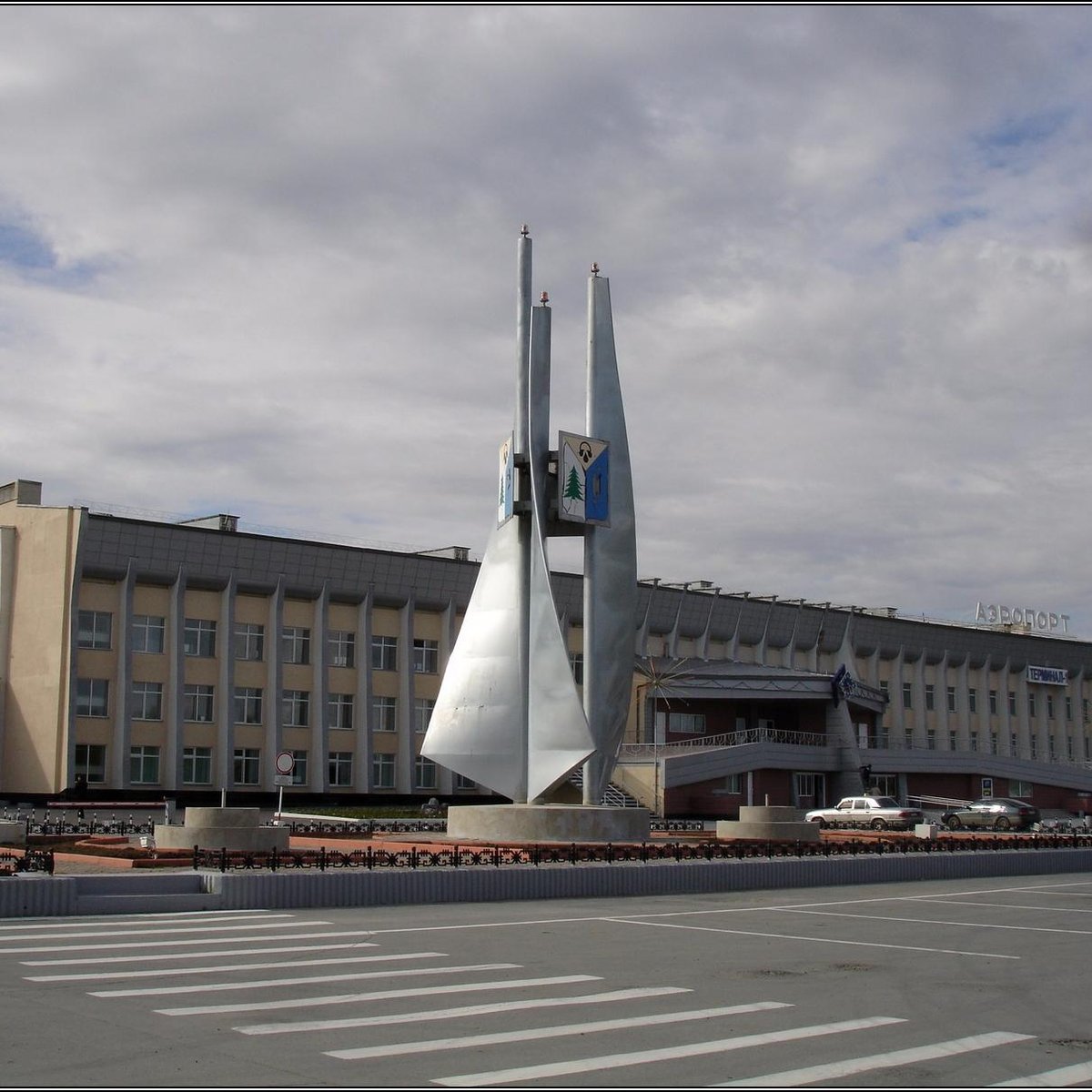 Аэропорт нижневартовск. Стелла аэропорт Нижневартовск. Стела в аэропорту Нижневартовск. Памятники Нижневартовска аэропорт. Новый аэропорт Нижневартовск.