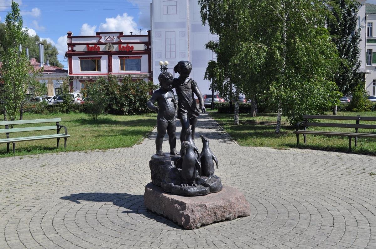 Памятники в омске. Скульптура дети кормящие пингвинов Омск. • Скульптура 