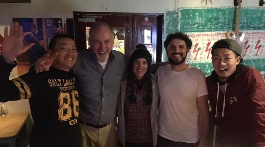 戸狩温泉スキー場のすぐ近くにある、アメリカンテイストのCAFE&BARです。マスターの気さくで優しい人柄で、地元の仲間から旅行のお客さんまで、幅広いお客さんが集まります。1人でも龍一マスターと