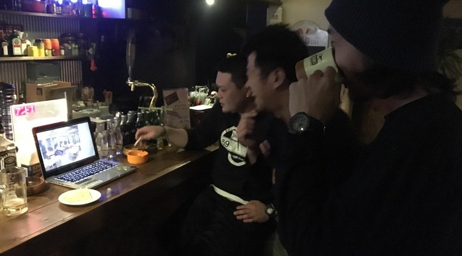 戸狩温泉スキー場のすぐ近くにある、アメリカンテイストのCAFE&BARです。マスターの気さくで優しい人柄で、地元の仲間から旅行のお客さんまで、幅広いお客さんが集まります。1人でも龍一マスターと