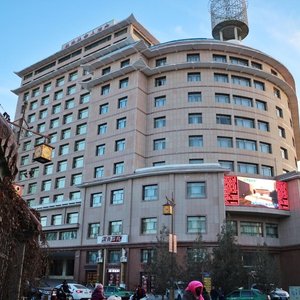 堂々たる外観、市内バスの始終着地