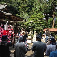 境内で行われている獅子舞