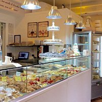 Posto carinissimo,personale super gentile e SIMPATICISSIMO e paste strepitose!!
Consigliatissimo