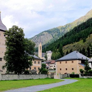 Schloss Wildenberg neben Chasa Veglia