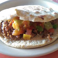 Una deliciosa gordita de carnitas