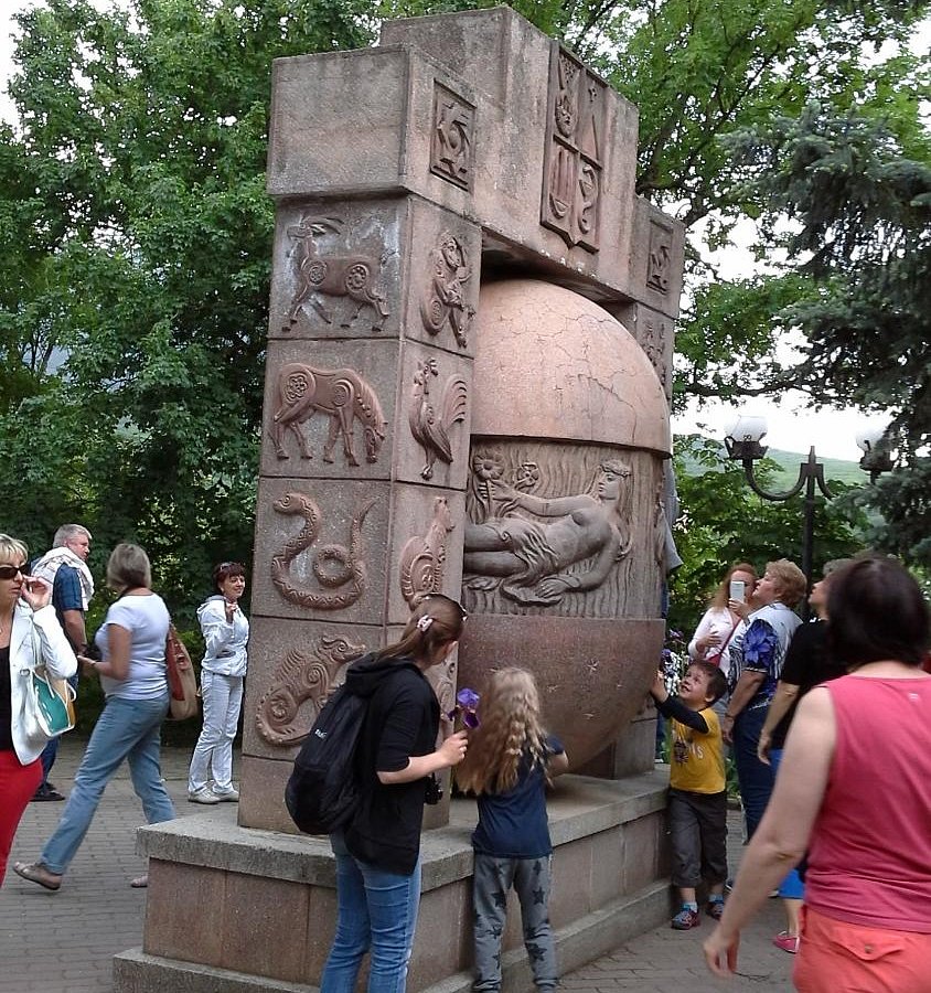 Знаковая статуя. Железноводск памятники и скульптуры. Памятник туристу Железноводск. Скульптура в Железноводске знаков зодиака. Железноводск достопримечательности скульптуры и памятники фото.