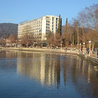 passeggiata lungo il lago