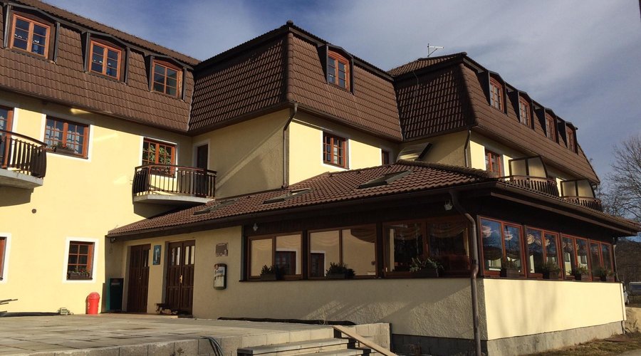 Hotel, který svým umístěním prostě musí oslovit! Raní výhled na Lipno ať už z okna pokoje či res