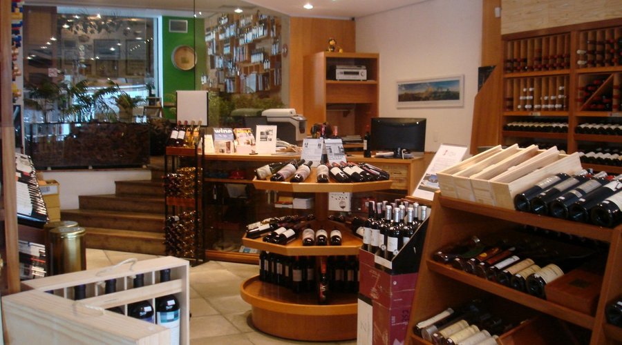 Somos comerciantes independentes de vinhos desde 1988 e trabalhamos para os entusiastas