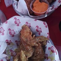 Alitas con Mostaza miel y la sala "la nuestra" (a base de queso y Chile morrón)