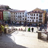 Vista de la plaza desde las Calzadas de Mallona con el Museo Etnografico al fondo