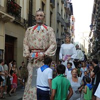 Fiesta de Gigantes y Cabezudos en la Calle 31 de Agosto.
