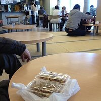 店内。