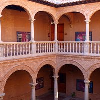 Detalle de los arcos y de las galerías de los dos pisos con los que cuenta este edificio.