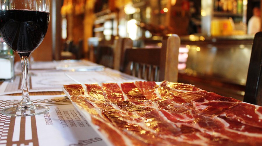 Jamón y vino de calidad.