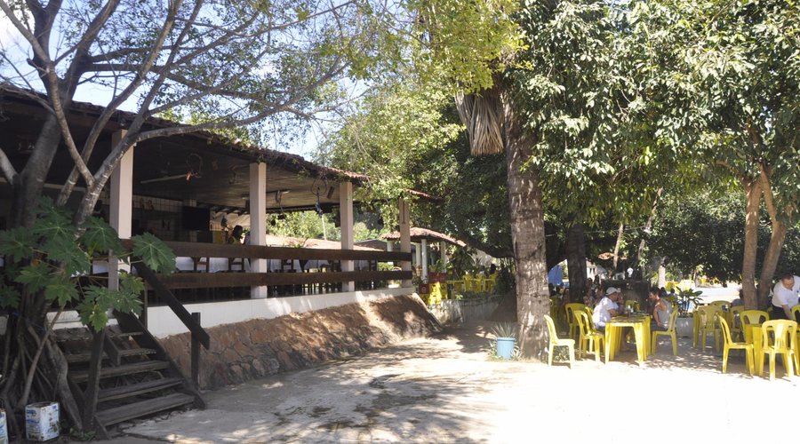 Restaurante com vista para o rio