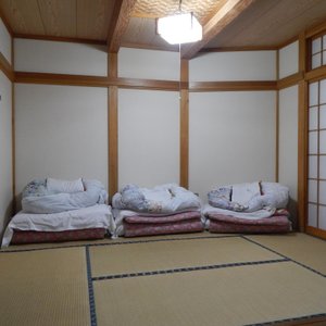 Quarto triplo. Amplo, com mesa, tv a cabo, internet wifi, janela para a rua.