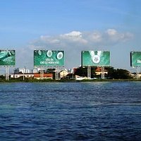 サイゴン川の水は茶色く濁っていますが、水そのものはかなりきれいなようです。写真を撮った岸辺ではのどかに釣りをしている地元の人がいました。