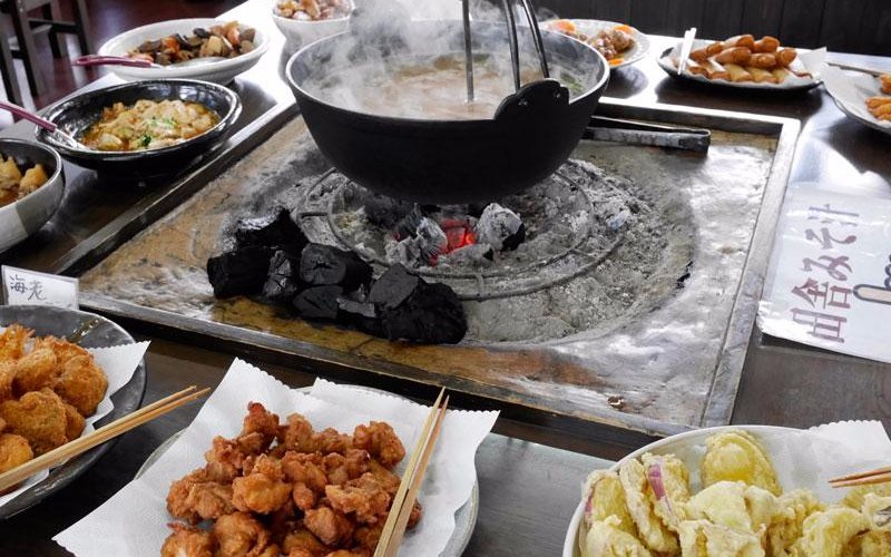 あったかい「田舎みそ汁」をはじめ懐かしい味が別テーブルにも